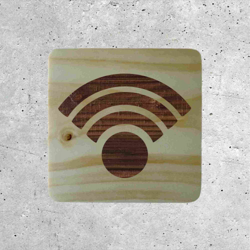 Plaque en bois pour zone Wi-Fi accessible