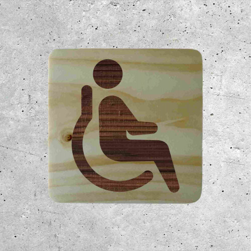 Plaque de porte en bois PMR toilettes handicapés design